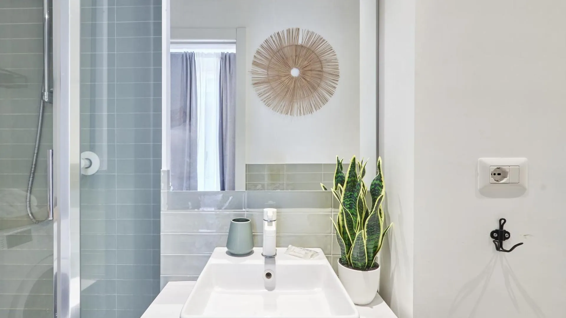 Elegante Appartamento Minimal Dai Tocchi Botanici Milan Apartment