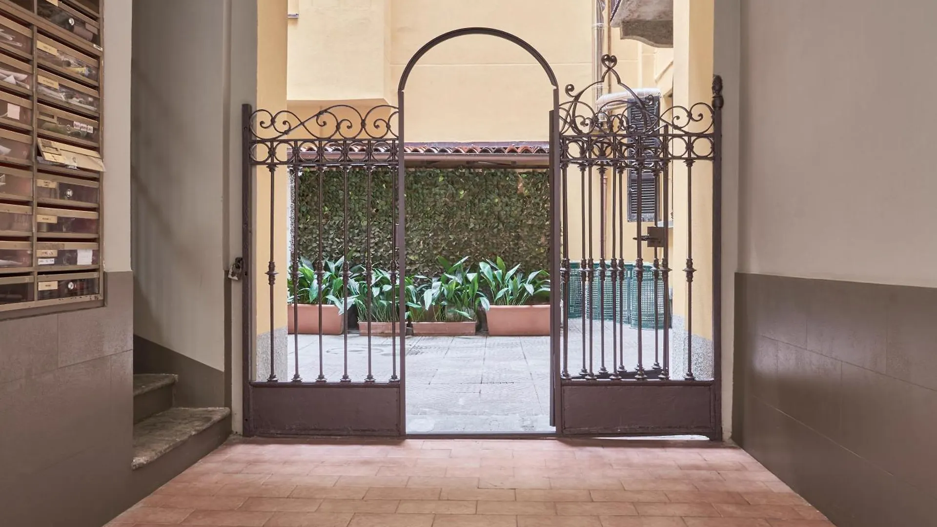 Elegante Appartamento Minimal Dai Tocchi Botanici Milan Italy